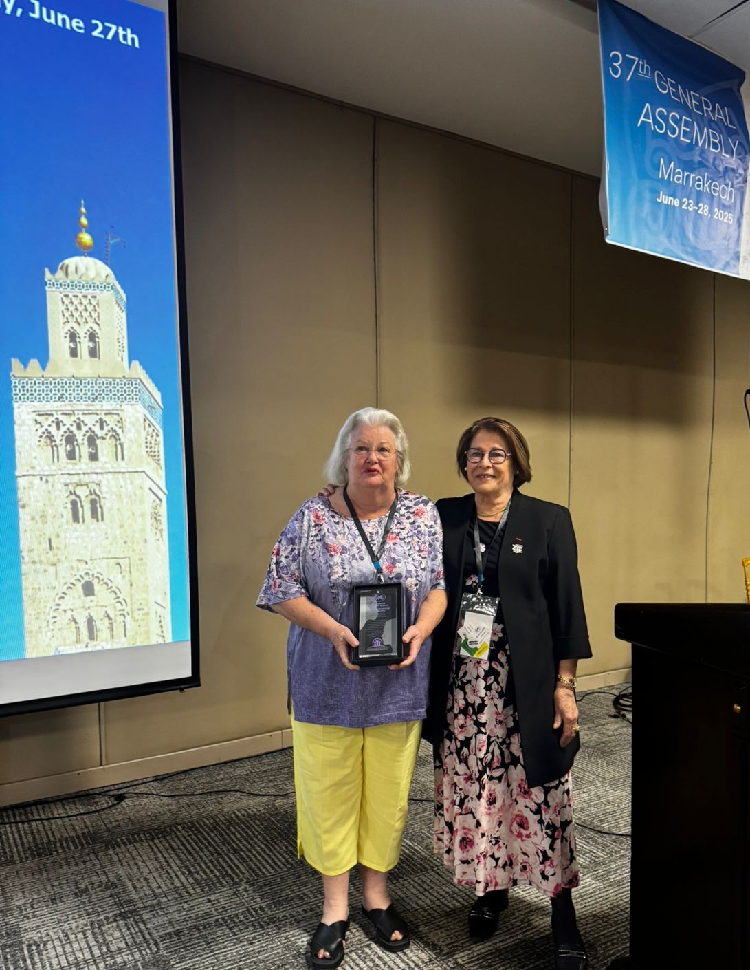 Christine Knock receiving award at ICW