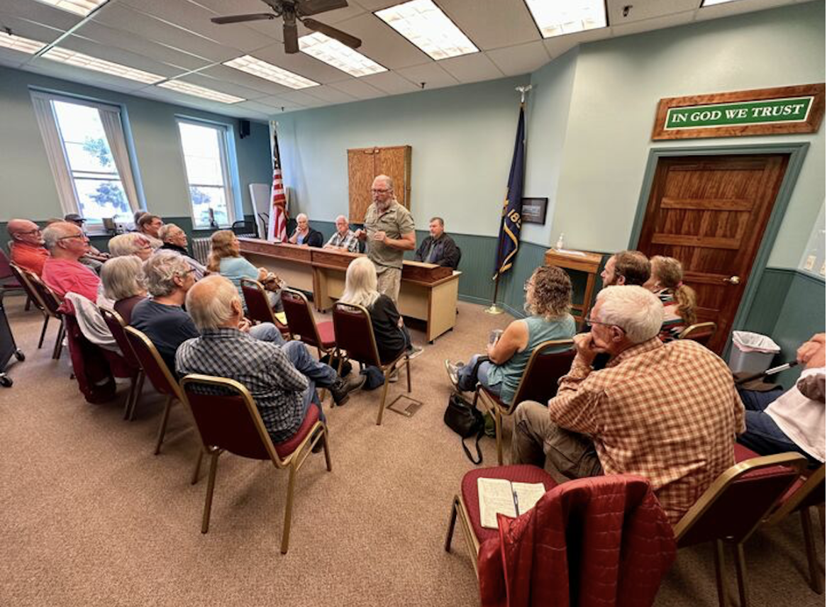 Journalists, Oregon publishers call on governor to veto bill changing public meetings law.