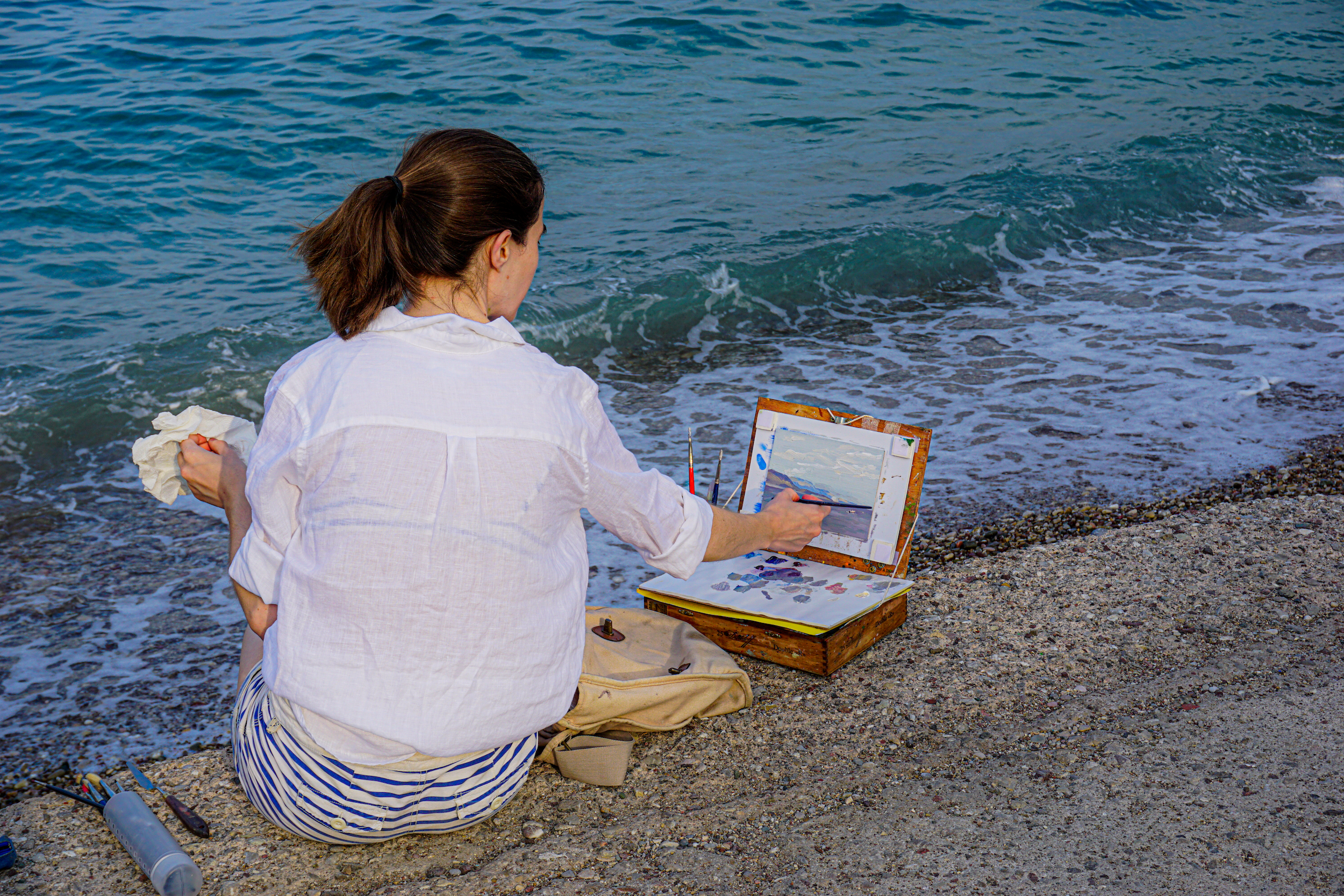 Maud Taber-Thomas painting on the beach in Selianitika (2019)