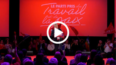 Fabien Roussel faisant un discours devant un pupitre