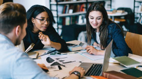 Groupe en discussion avec un ordinateur