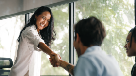 deux personnes se serrant la main