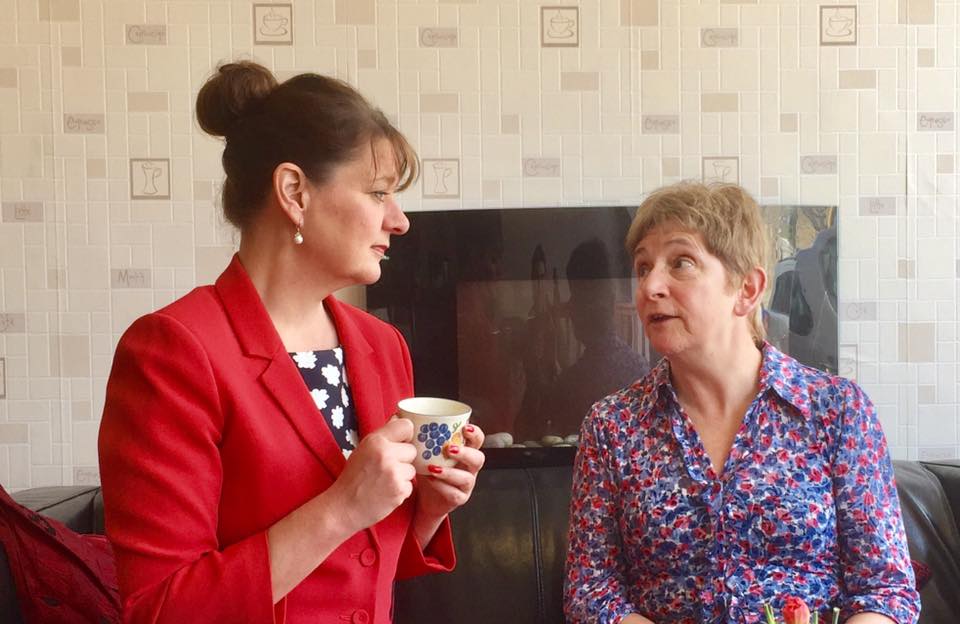 Leanne yn cael paned gyda Carole Willis