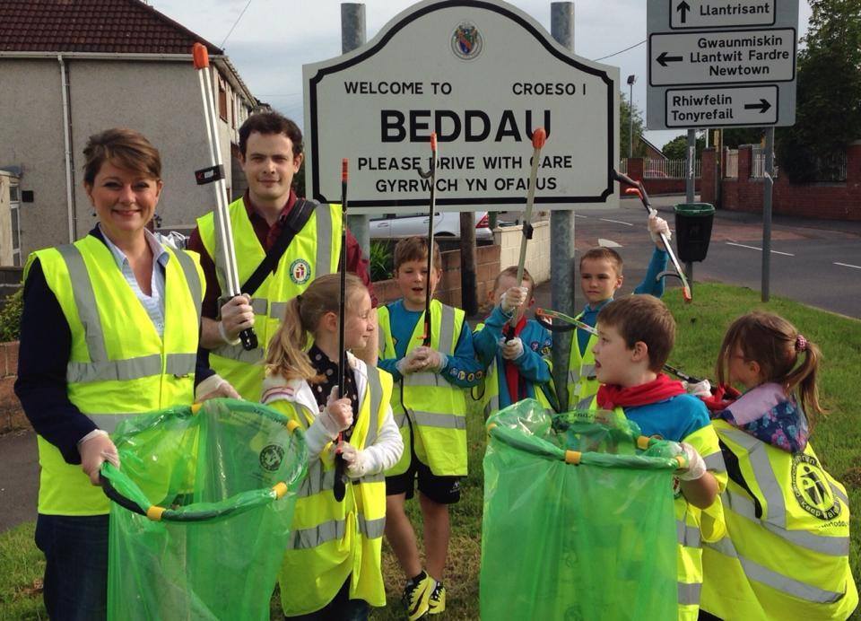 leanne_wood_osian_lewis_litter_picking_2014.jpg