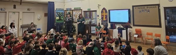 Sioned speaking to a class
