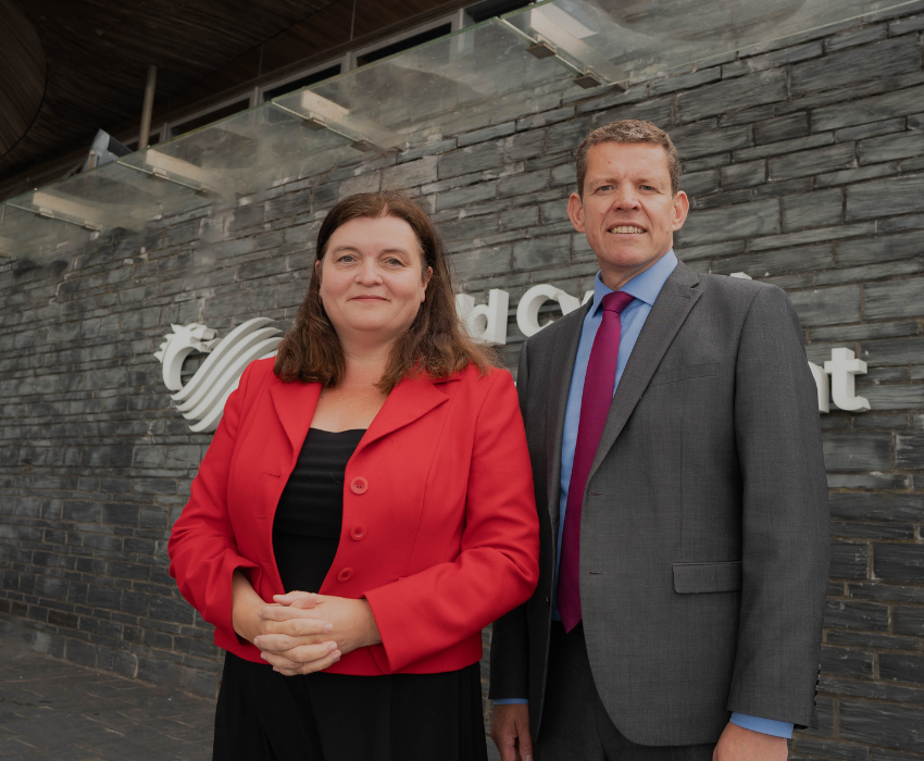 Sioned Williams AS a Rhun ap Iorwerth AS tu allan y Senedd
