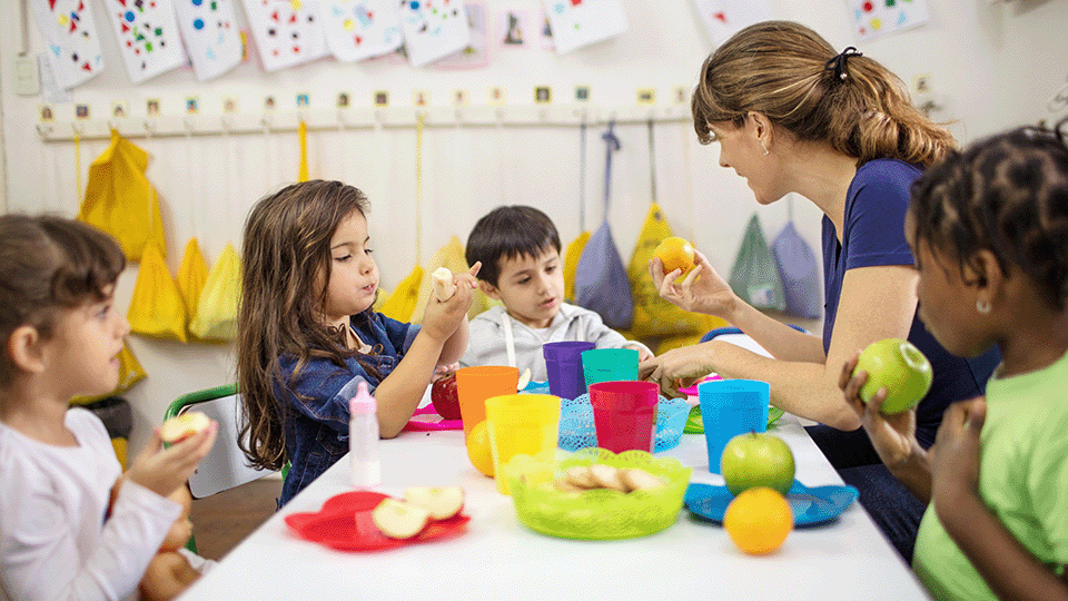 Fin des repas gratuits dans les écoles pour les enfants moins favorisés.