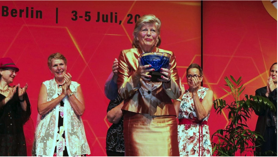 Monika Schulz-Strelow recieved the Leadership Award at the Global Women Summit 2025 in Berlin.