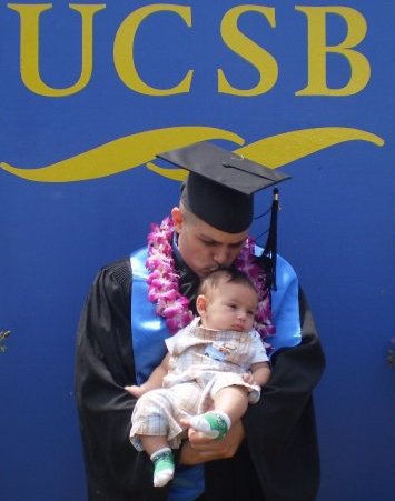 Michael Silva con su hijo en su graduación universitaria
