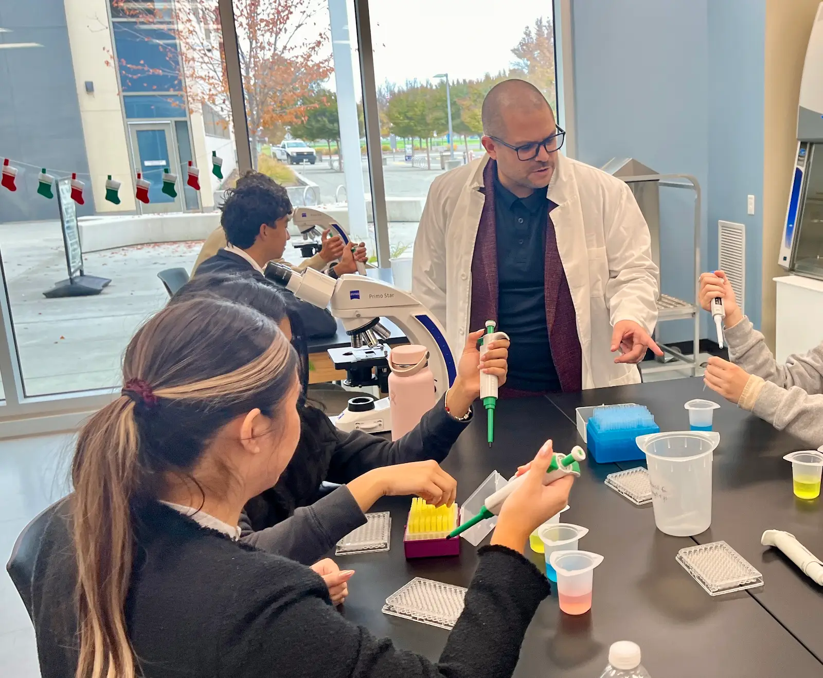Michael Silva — estudiantes en el laboratorio