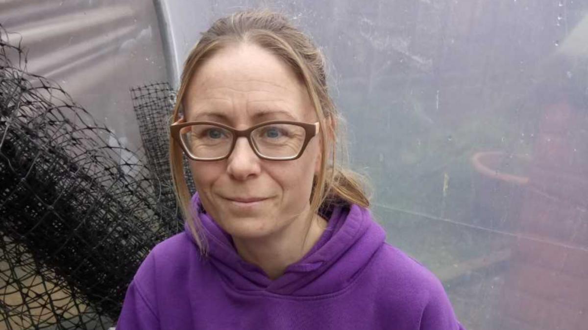 Isle of Wight woman dedicated to helping wild birds hangs up hat