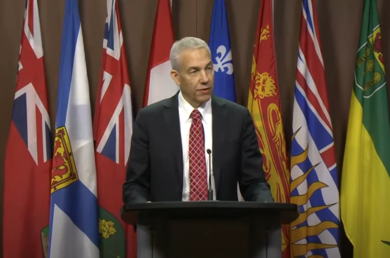 Frank Baylis présente son plan de réforme gouvernementale