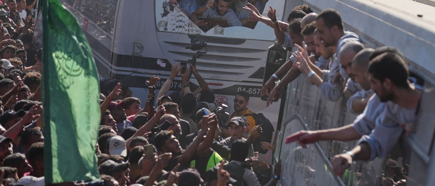 Palestinians celebrate the return of prisoners following the ceasefire between Hamas and Israel. / AP Photo