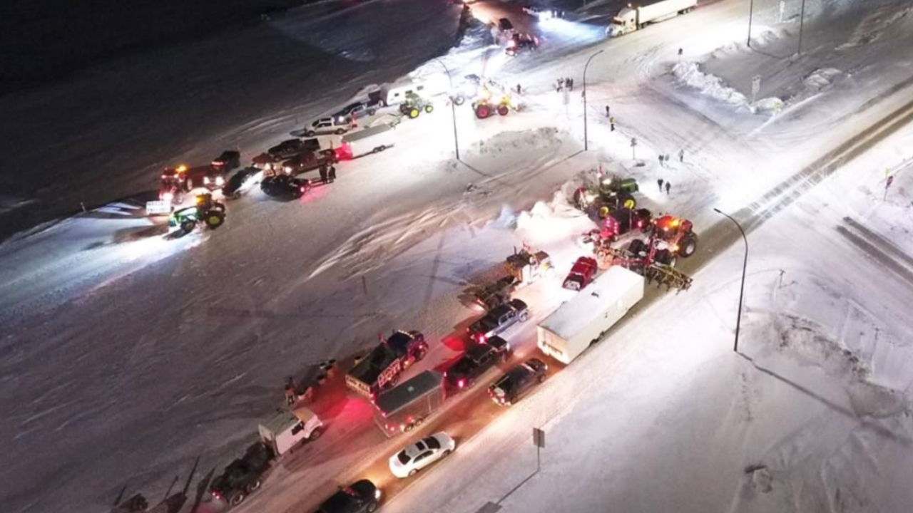 Emerson Manitoba border blocked Wednesday night by truckers and farmers