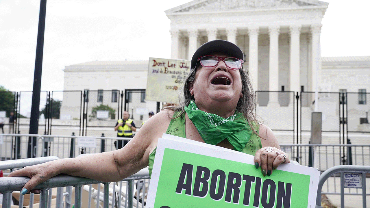 Roe v. Wade decision sparks fury on social media, Trudeau weighs in
