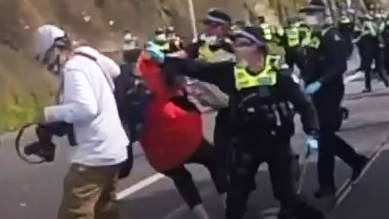 Victoria Police clears itself of misconduct over pepper-spraying incident