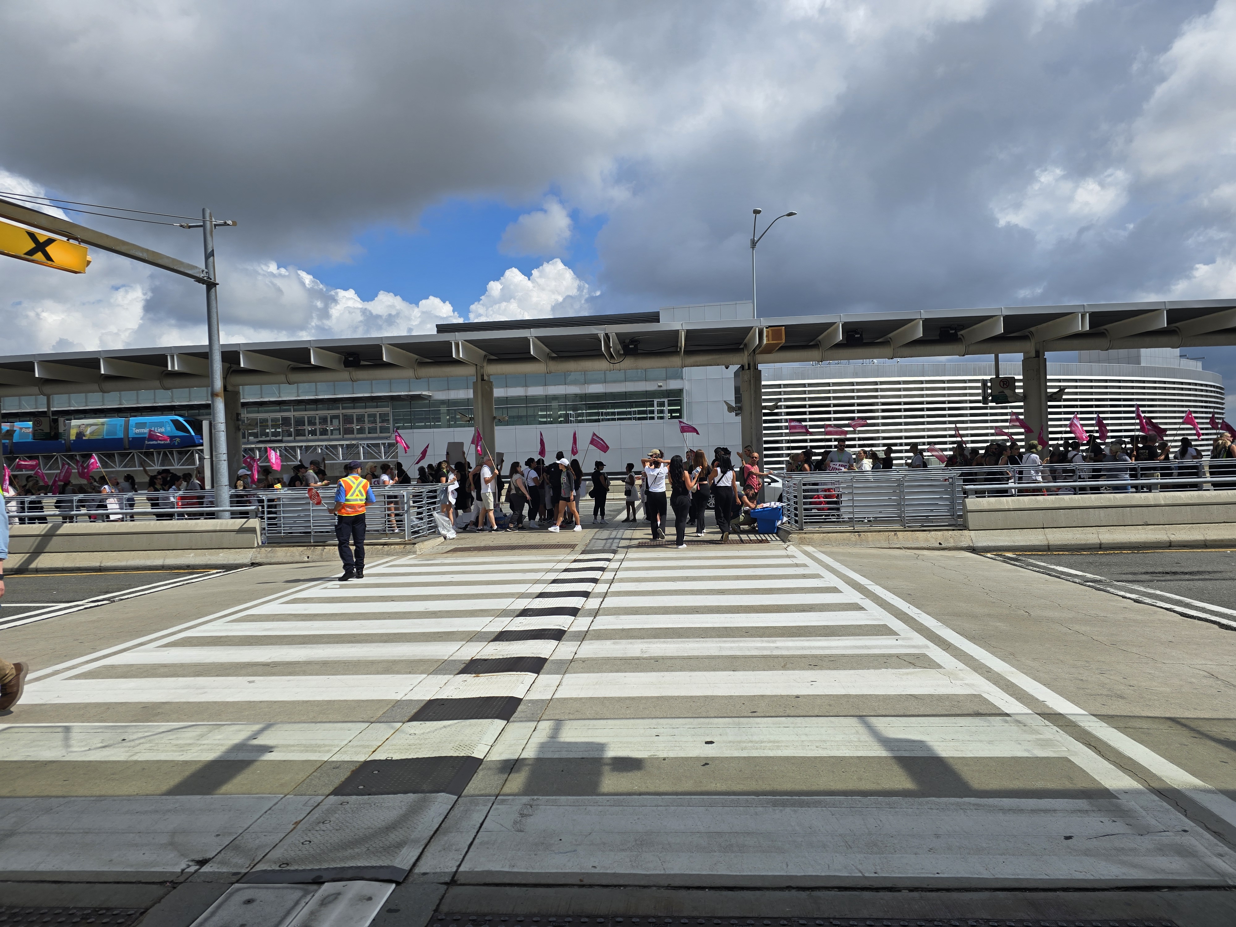 Society shows solidarity with Air Canada workers: defends the charter-protected right to strike