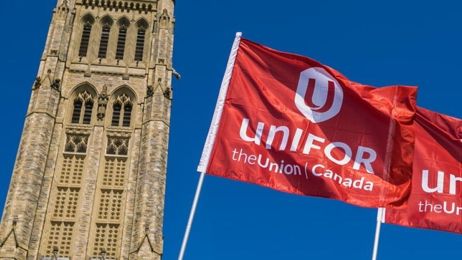 Unifor_flag_flying_in_front_of_Parliament_Hill.png
