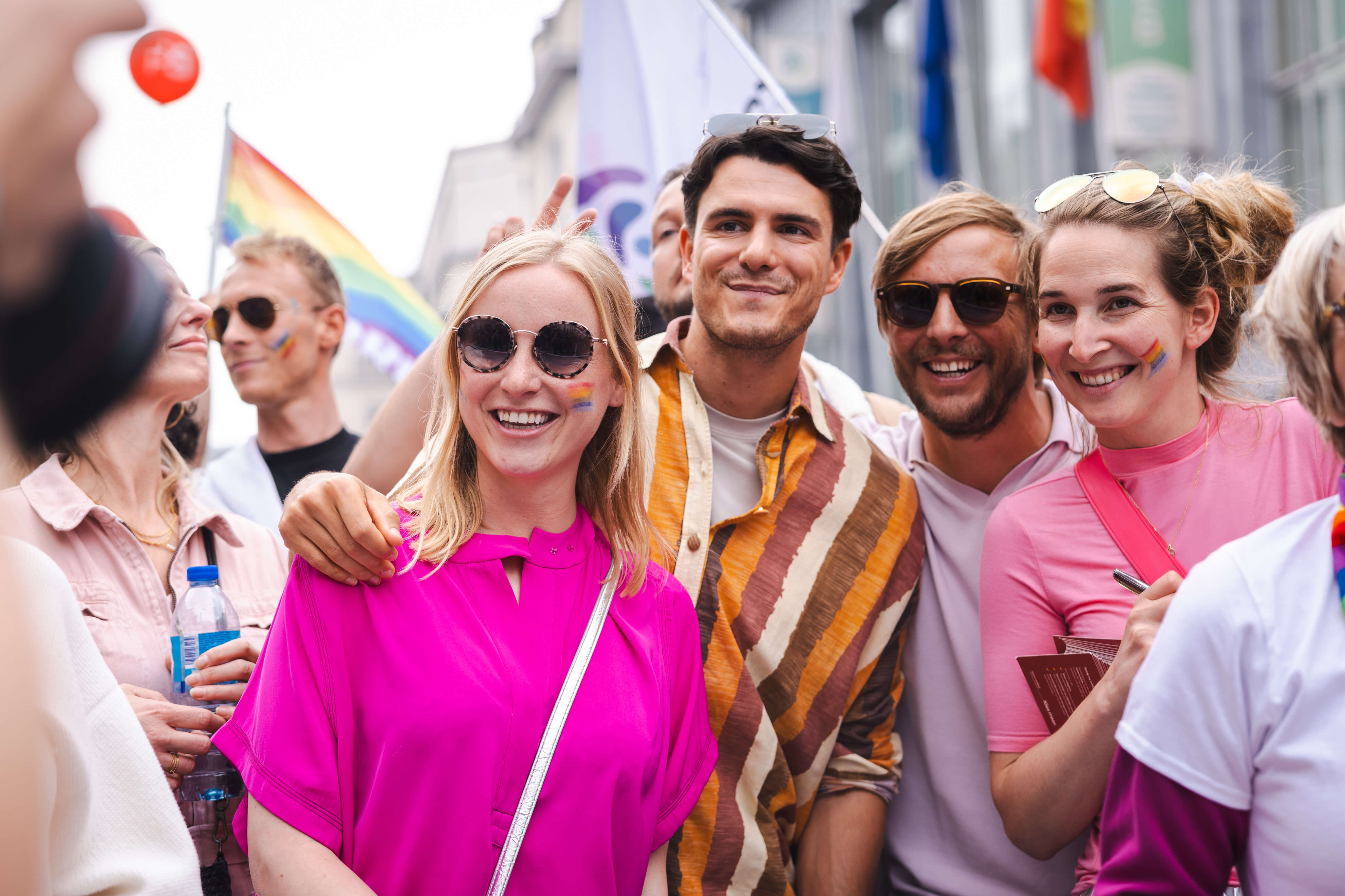 groepsfoto van Melissa en Conner op pride Brussel