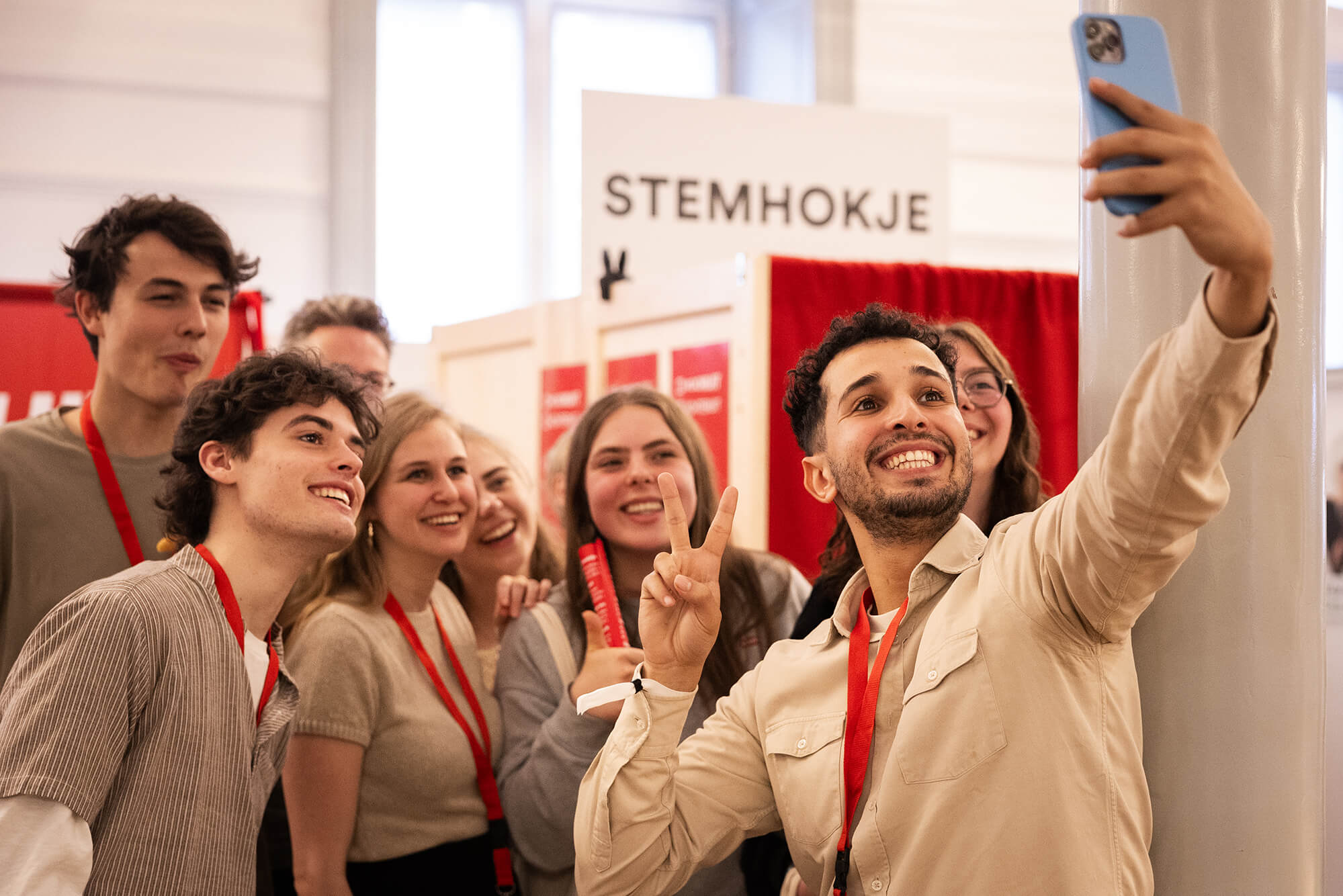 selfie groepsfoto van kiesfestival voor jongeren