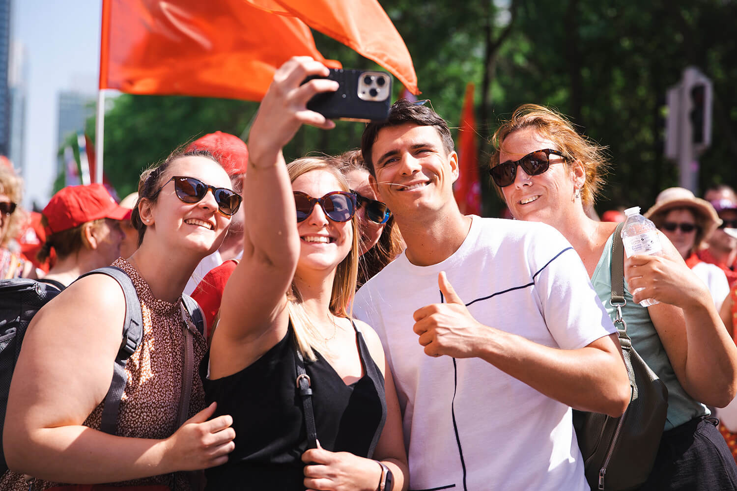 Conner op betoging neemt selfie met vrouwen