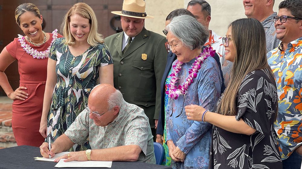 news-mayour-signing.jpg