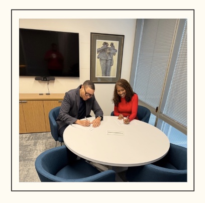 WTU President signs WTU contract with DCPS Chancellor